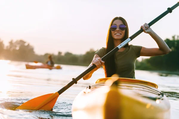 Belle femme kayak — Photo
