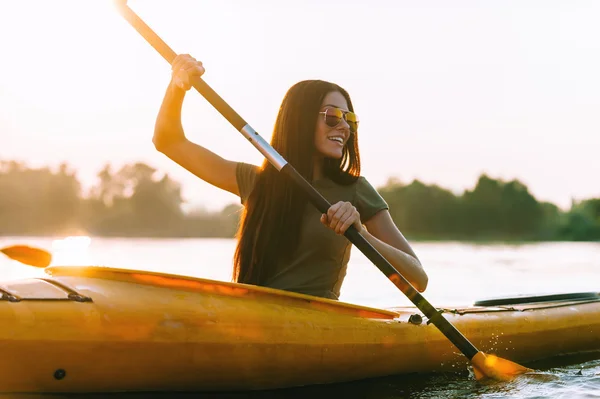 Beautiful woman kayaking — Stock Photo, Image