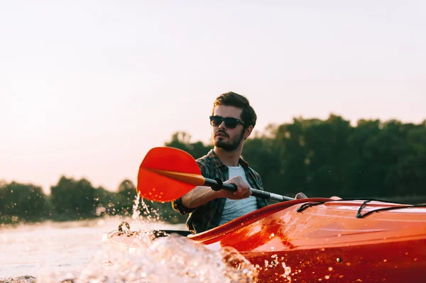 Hombre joven Kayak —  Fotos de Stock