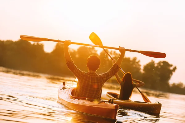 Beau couple kayak sur la rivière ensemble — Photo