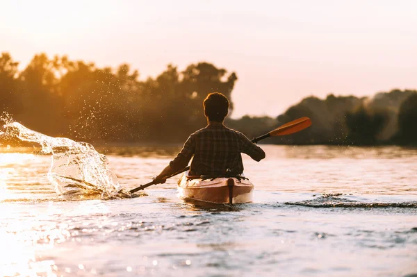 Hombre joven Kayak — Foto de Stock