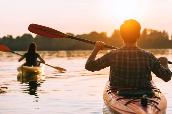 Beau couple kayak sur la rivière ensemble — Photo