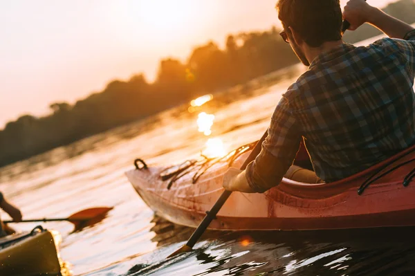 Ung man kajakpaddling — Stockfoto