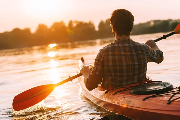 Ung man kajakpaddling — Stockfoto