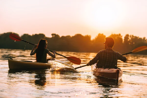 Hermosa pareja de kayak en el río juntos — Foto de Stock