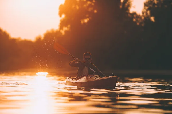 Ung man kajakpaddling — Stockfoto