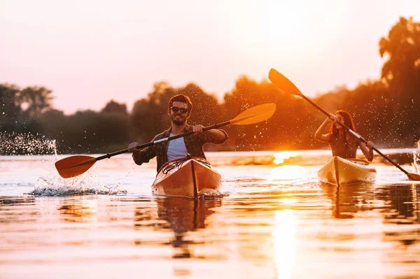 Krásný pár kajak na řece spolu — Stock fotografie