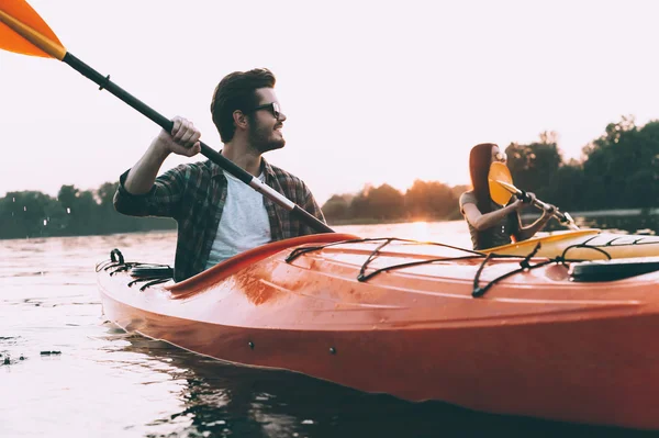 Hermosa pareja de kayak en el río juntos —  Fotos de Stock