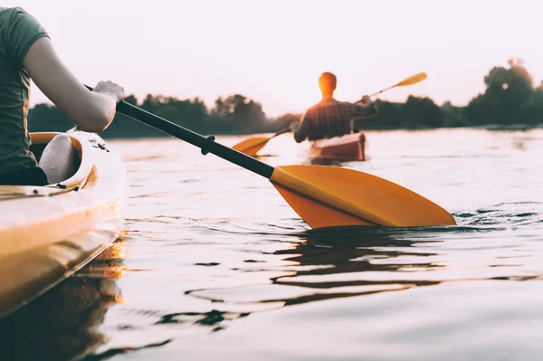 Hermosa pareja de kayak en el río juntos —  Fotos de Stock