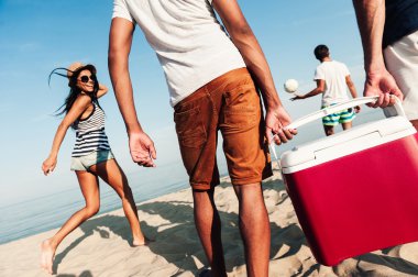 adam piknik buzdolabı taşıyan