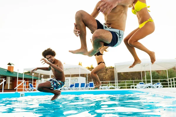 Melhores amigos pulando na piscina — Fotografia de Stock