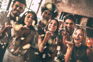 Genç insanlar konfeti üfleme