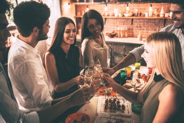 Şampanya ile tezahürat arkadaşlarım 