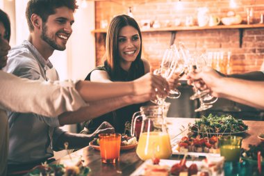 Şampanya ile tezahürat arkadaşlarım 