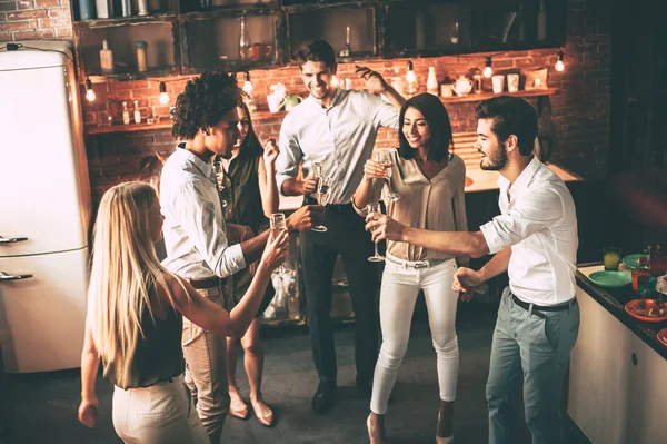 Jóvenes bailando — Foto de Stock