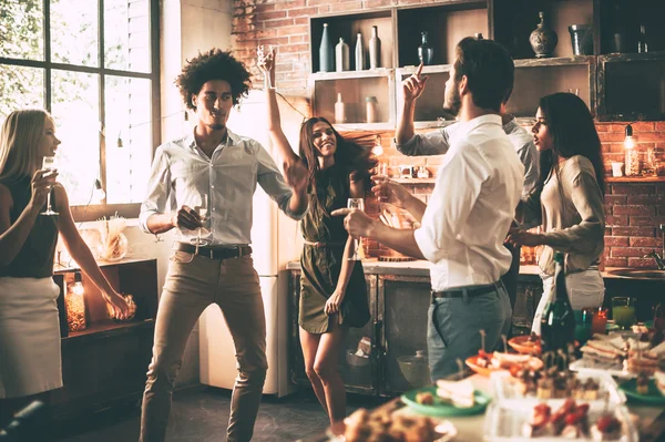 Young people dancing — Stock Photo, Image