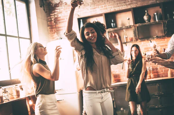 Jóvenes bailando — Foto de Stock