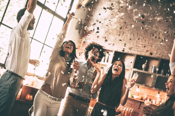 Jóvenes bailando — Foto de Stock