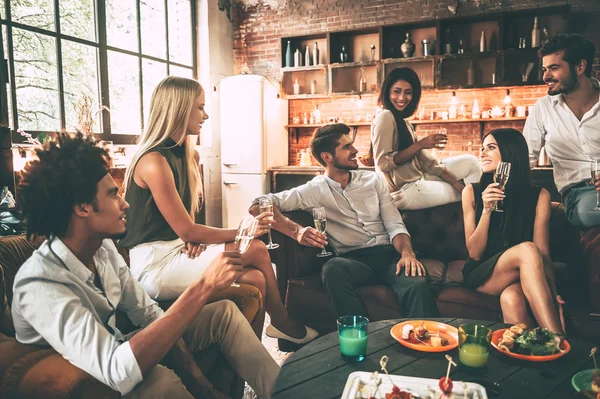 Personas que disfrutan de comida y bebidas —  Fotos de Stock