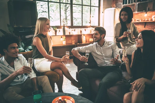 Mensen genieten van eten en drinken — Stockfoto