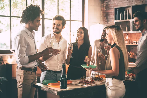 Amigos cocinando y hablando en la cocina — Foto de Stock