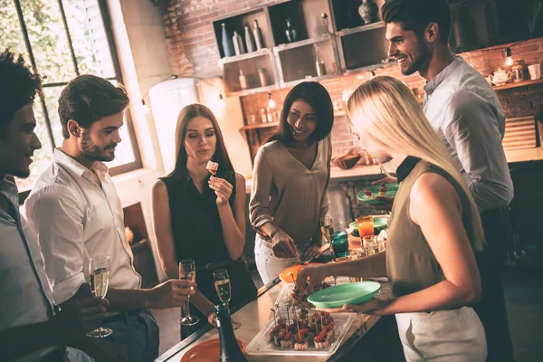 Friends cooking and talking at kitchen — Stock fotografie