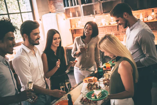 Friends cooking and talking at kitchen — Stock Photo, Image