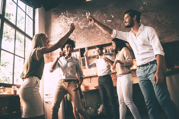 Beste vrienden juichen met champagne — Stockfoto