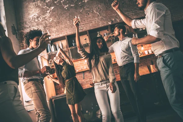 Unga människor dansar — Stockfoto