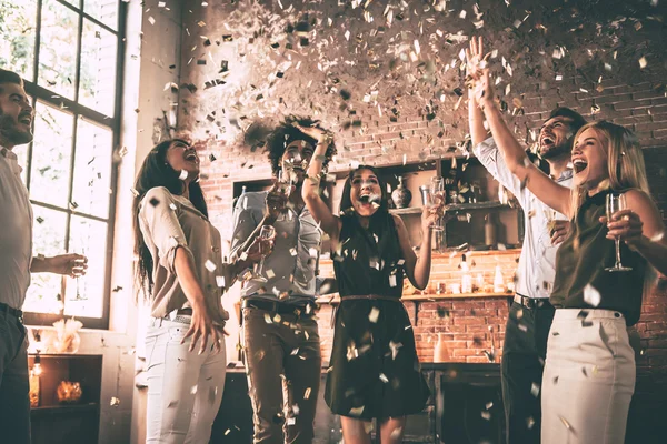 Jonge mensen dansen — Stockfoto