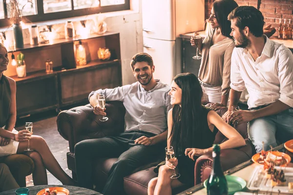 Personas que disfrutan de comida y bebidas —  Fotos de Stock