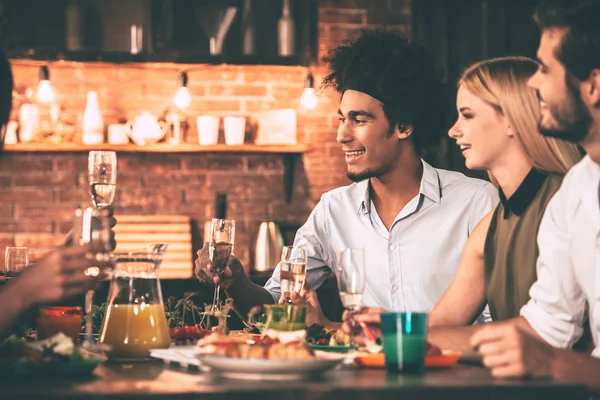 Jongeren genieten van maaltijd — Stockfoto