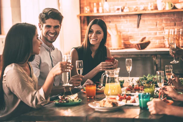 Jóvenes disfrutando de la comida — Foto de Stock