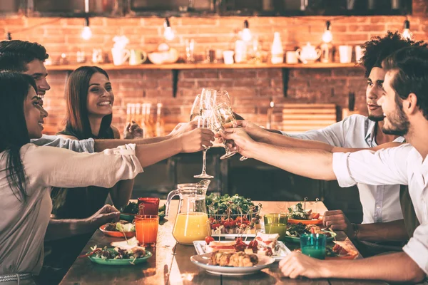 Beste vrienden juichen met champagne — Stockfoto