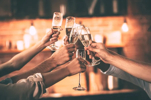 Beste Freunde jubeln mit Champagner — Stockfoto