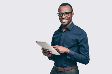 Dijital Tabletli Yakışıklı Adam