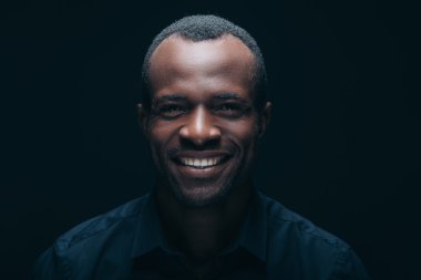 Neşeli genç Afrika adam