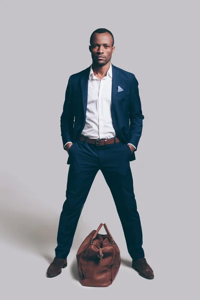 Hombre africano con bolsa marrón — Foto de Stock
