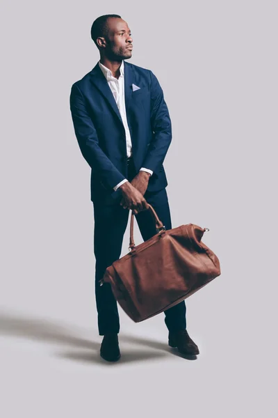 Hombre africano con bolsa marrón —  Fotos de Stock