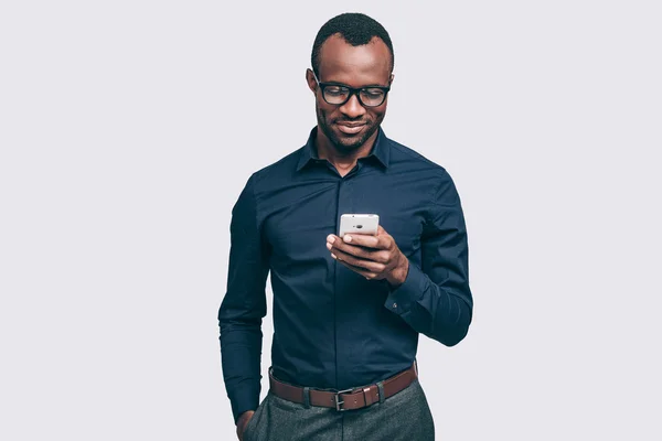 Αφρικανική άνθρωπος πληκτρολόγηση μηνυμάτων — Φωτογραφία Αρχείου