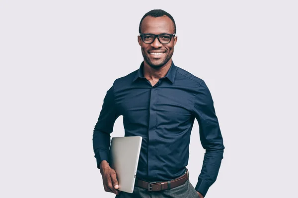 Hombre africano que sostiene el ordenador portátil — Foto de Stock