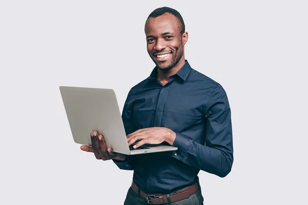 Hombre africano con ordenador portátil — Foto de Stock