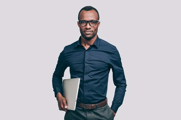 Homem Africano Segurando Laptop — Fotografia de Stock