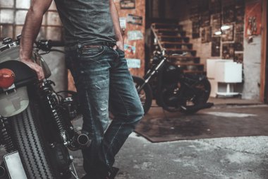 Motosiklet ile yakışıklı adam