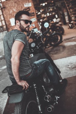 bisikletiyle oturan yakışıklı adam