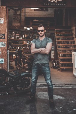 Motosiklet ile yakışıklı adam