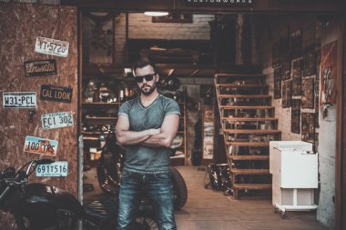 Motosiklet ile yakışıklı adam