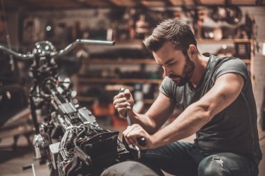 Garajda yakışıklı genç makinist
