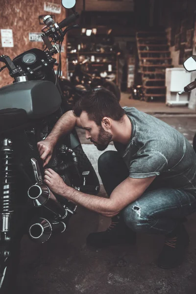 Beau jeune mécanicien dans le garage — Photo