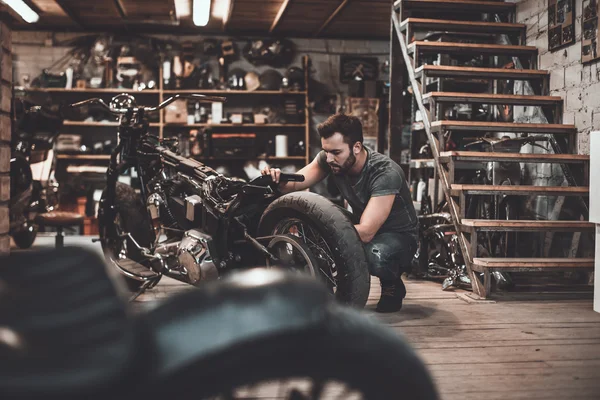 Beau jeune mécanicien dans le garage — Photo